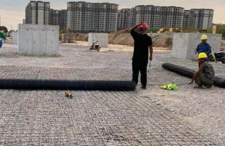 张沟镇土工格栅铺设前地基要怎么处理？
